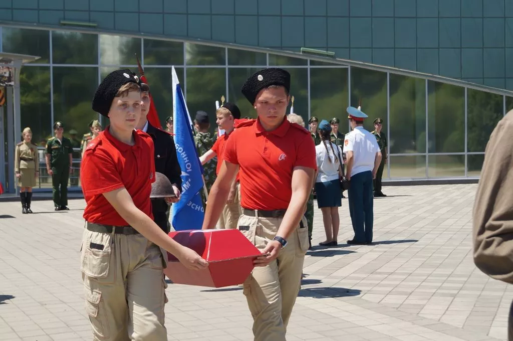 Родственники героя решили захоронить его на малой родине. Родственники героя решили захоронить его на малой родине.