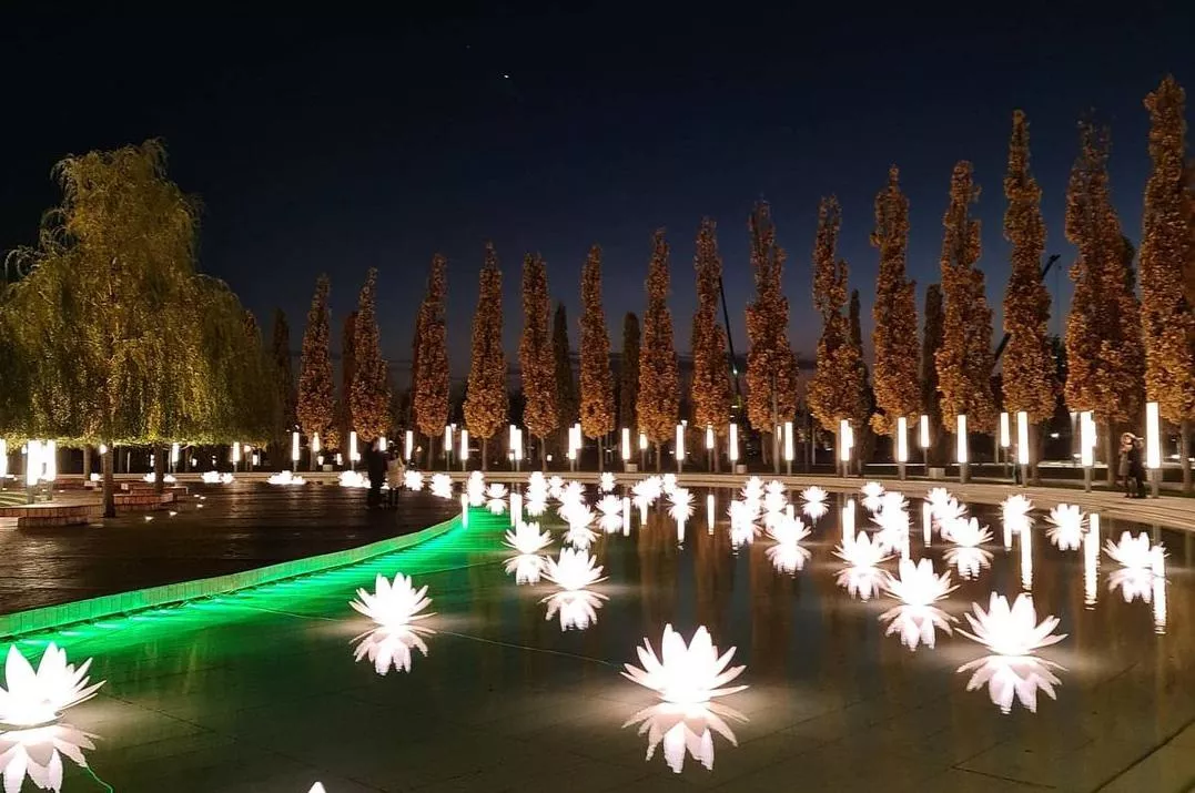 Искусственные лилии в парке "Краснодар"