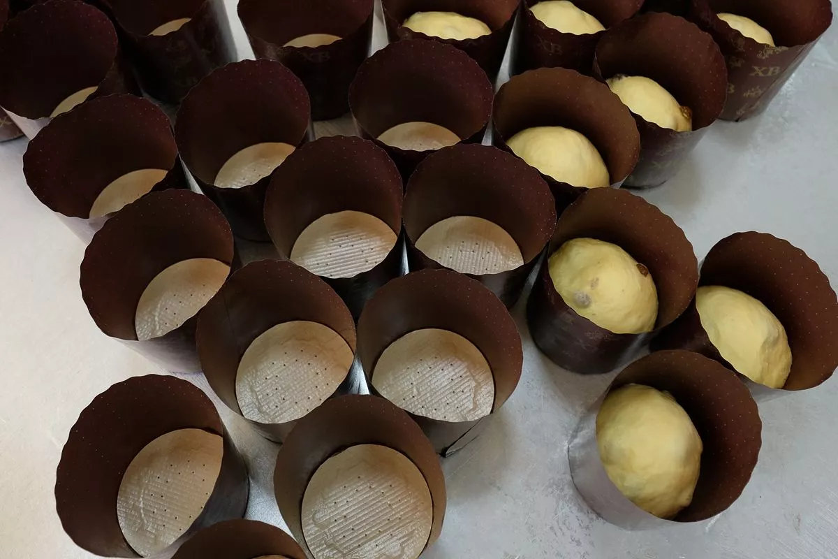 К Пасхе хлебзавод должен отправить на прилавки краснодарских магазинов 100 тысяч куличей.﻿ 