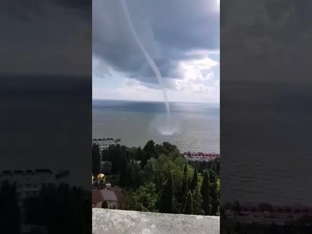 В Сочи к берегу моря приблизился смерч
