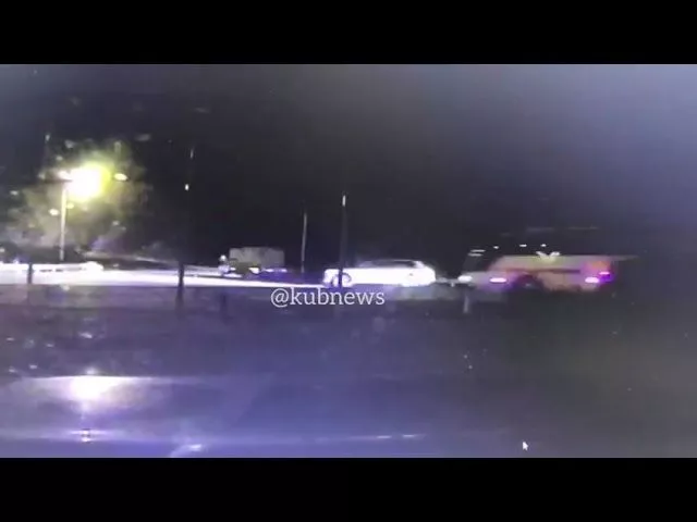 Момент столкновения экскурсионного автобуса и Volkswagen Touareg под Новороссийском