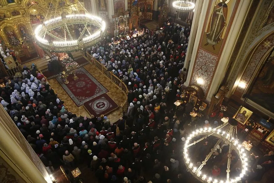 На Божественную литургию, которую провел митрополит Исидор, прибыли сотни людей.