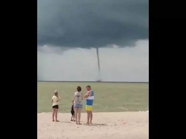 Смерч в Азовском море в станице Должанской