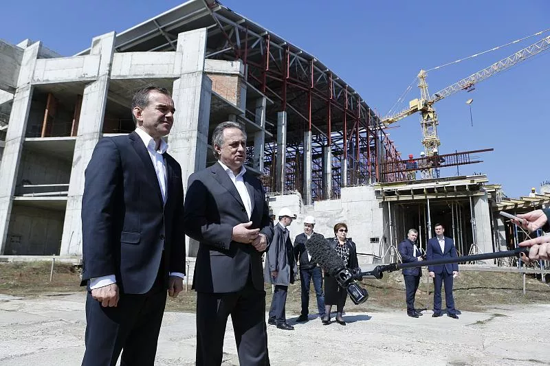 Вице-премьер России Виталий Мутко и губернатор Кубани Вениамин Кондратьев на стройплощадке стадиона. Вице-премьер России Виталий Мутко и губернатор Кубани Вениамин Кондратьев на стройплощадке стадиона.