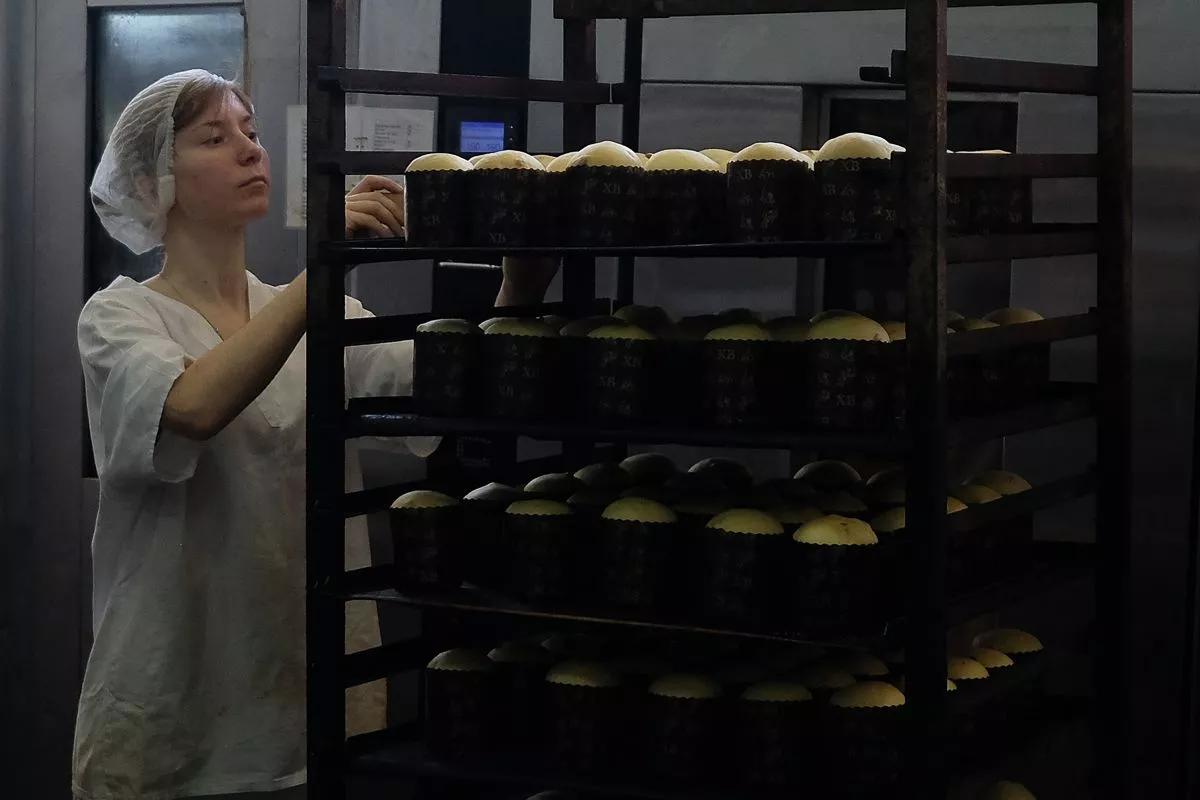 К Пасхе хлебзавод должен отправить на прилавки краснодарских магазинов 100 тысяч куличей.﻿ 