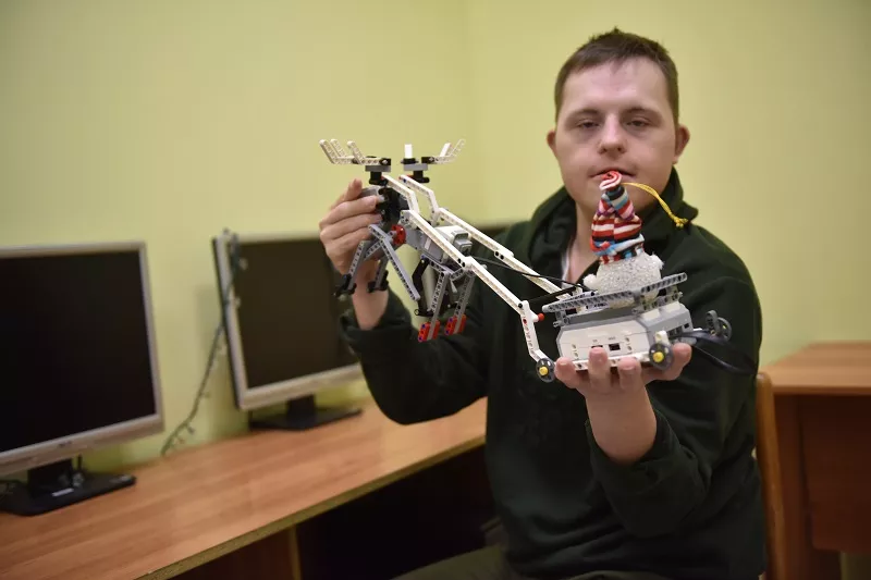 Конструирование - одно из любимых занятий парней, посещающих центр развития. Конструирование - одно из любимых занятий парней, посещающих центр развития.