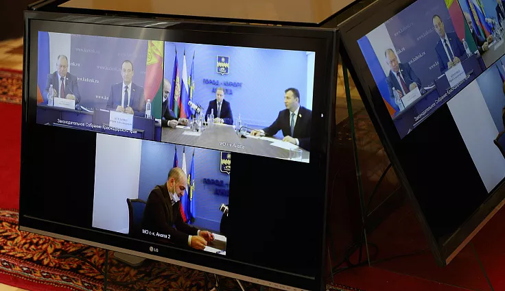 В студии администрации Анапы на приеме присутствовали глава Анапы Василий Швец и председатель Совета муниципалитета Леонид Красноруцкий. В студии администрации Анапы на приеме присутствовали глава Анапы Василий Швец и председатель Совета муниципалитета Леонид Красноруцкий.