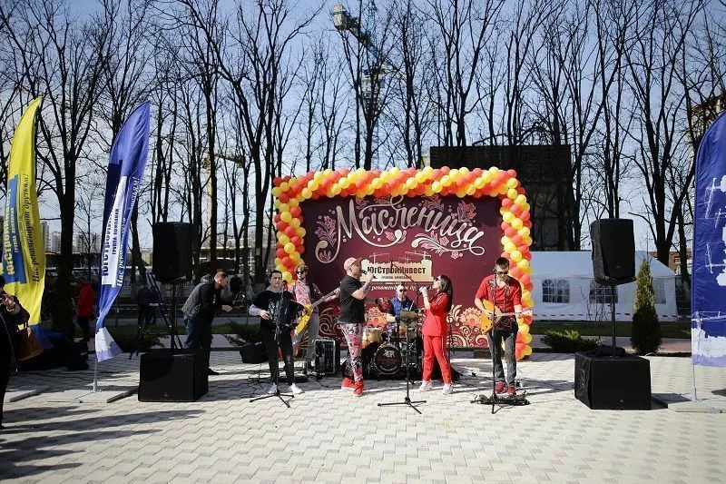 Праздник в «Губернском» прошел в лучших традициях народных уличных гуляний – со скоморохами, ходулистами и народными забавами.