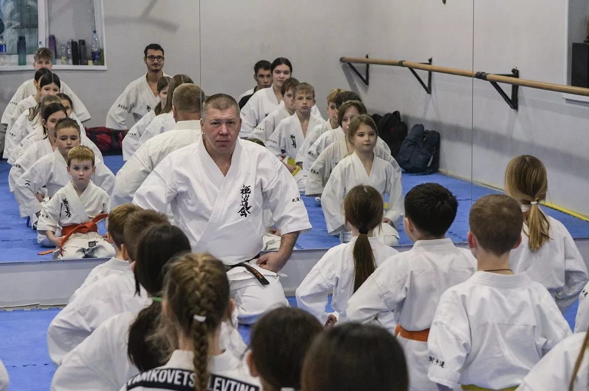 Каждая тренировка начинается с разминки на определенные группы мышц.