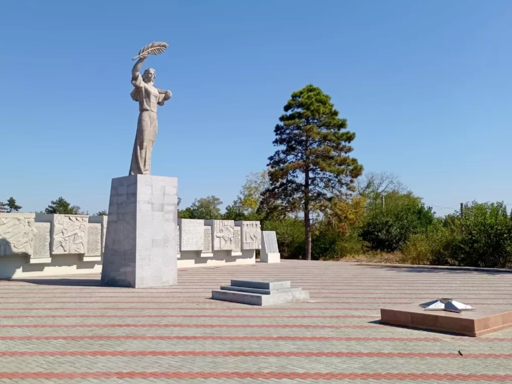 Памятник Родина-мать в хуторе Джумайловка отремонтировали в этом году