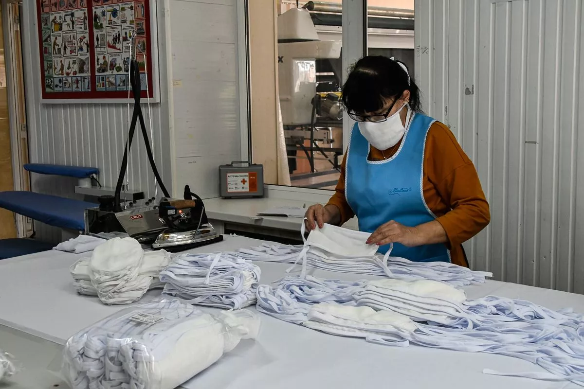 Здесь уже изготовили более 15 тыс. защитных повязок.