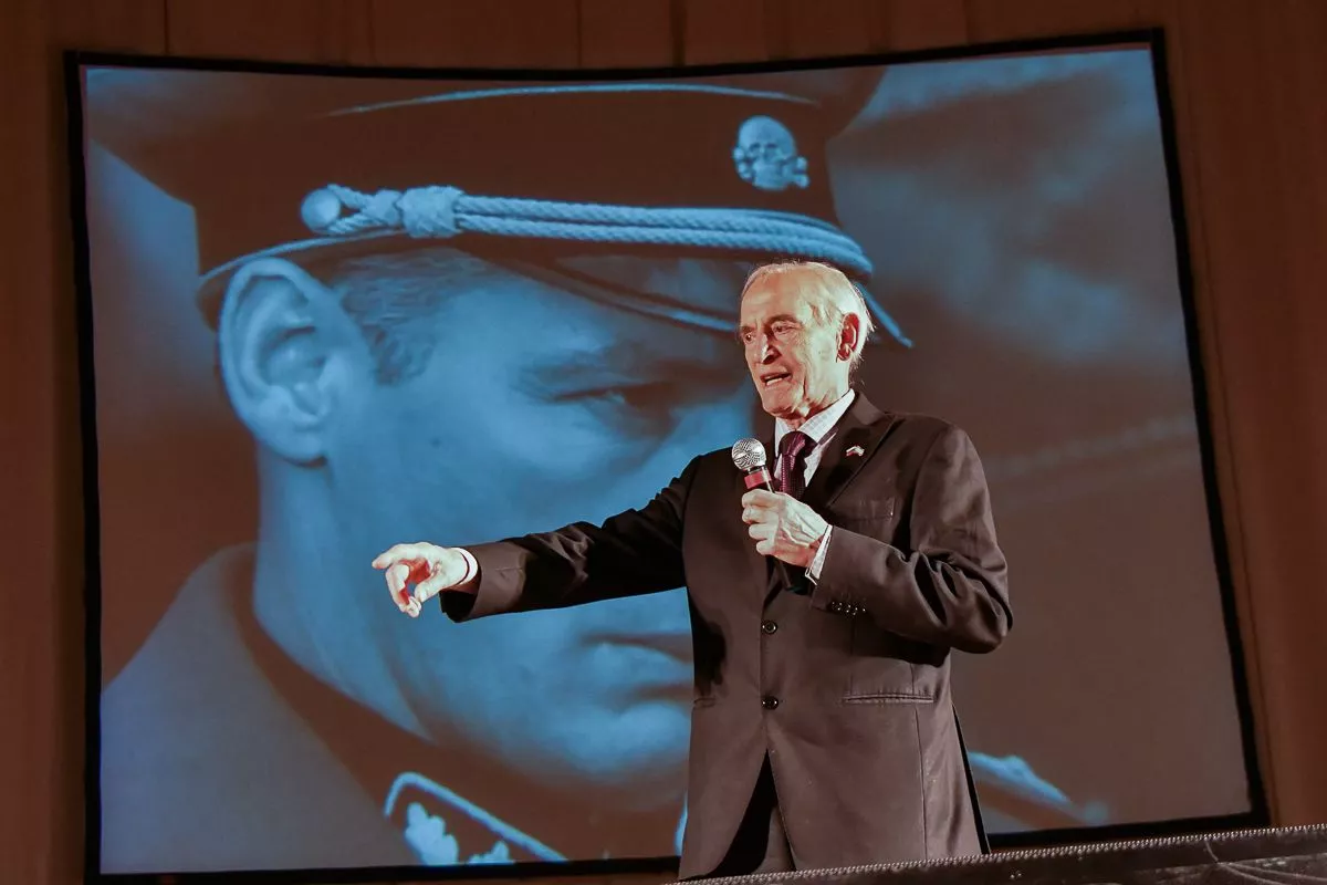 Василий Лановой во время моноспектакля «Метель». 