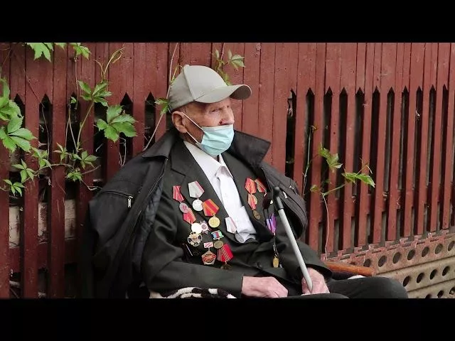 Музыканты Росгвардии поздравили ветеранов Краснодара с Днем Победы