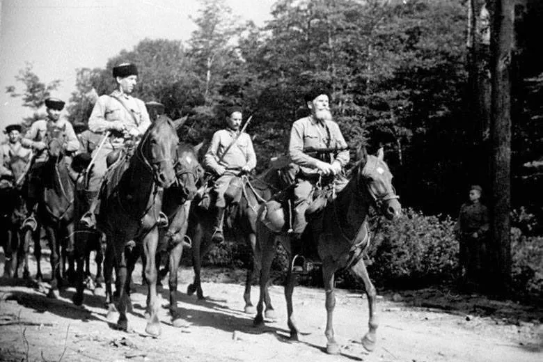 На марше 9-я гвардейская Кубанская казачья кавалерийская дивизия. 
