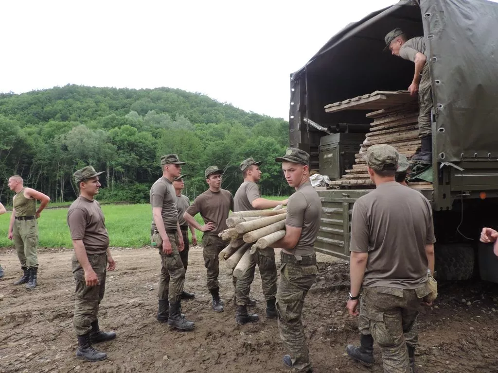Офицеры и рядовые под наставничеством кубанских поисковиков проходят обучение и принимают участие в полевых экспедициях. 