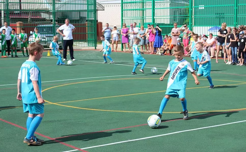 Воспитанники футбольной школы на новой арене провели показательные выступления.
