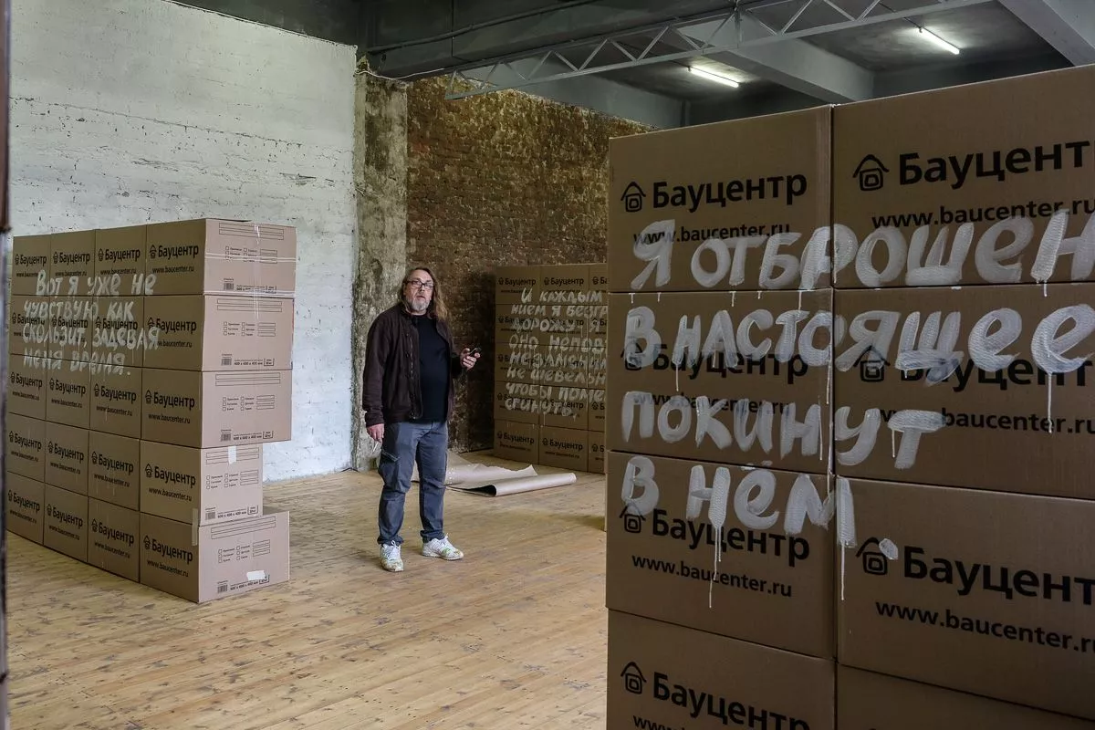 Владимир Мигачев среди своих работ проекта "Пустота" Владимир Мигачев среди своих работ проекта "Пустота"