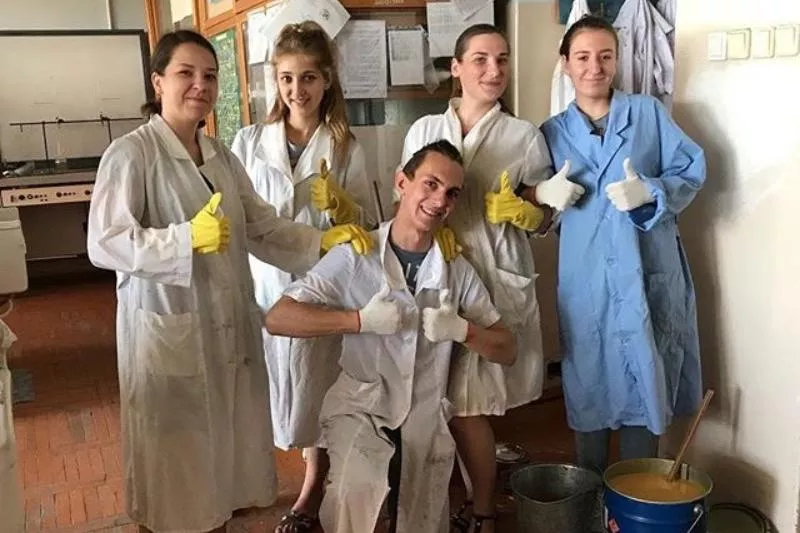 Будущие виноделы работали на разных участках производства.