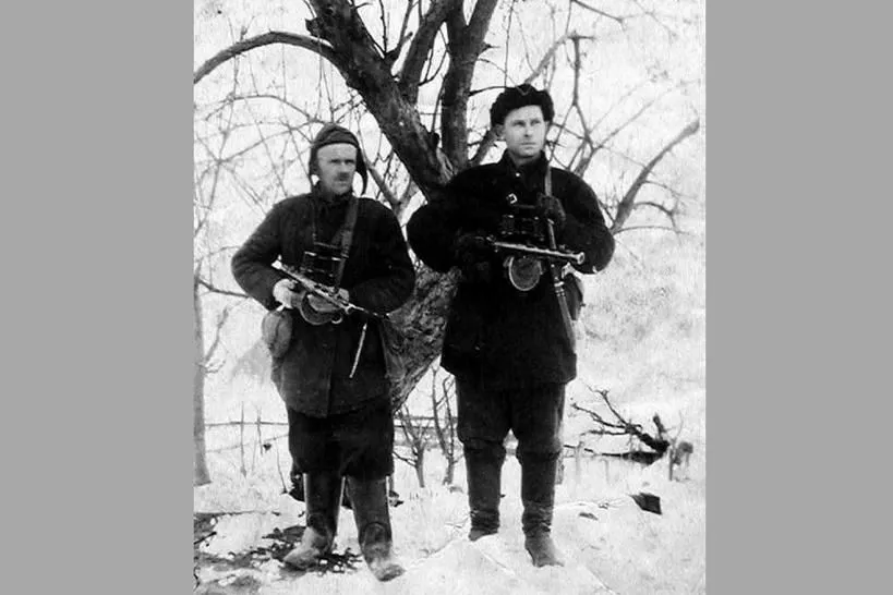Бойцы партизанского отряда.