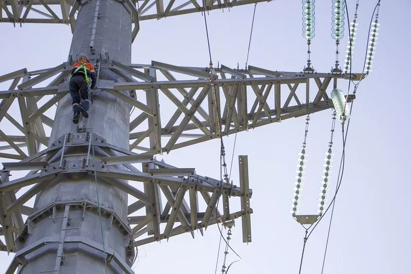 Чтобы в домах всегда горел свет, специалисты «Россети Кубань» тщательно следят за состоянием всех энергообъектов. Чтобы в домах всегда горел свет, специалисты «Россети Кубань» тщательно следят за состоянием всех энергообъектов.