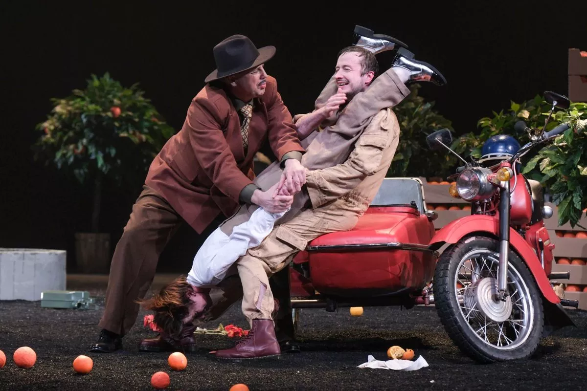 За сценическим карнавалом Даниил Безносов прячет нечто большее – целый узел чувств и коллизий, где шекспировская архаика переплетена с днем сегодняшним.