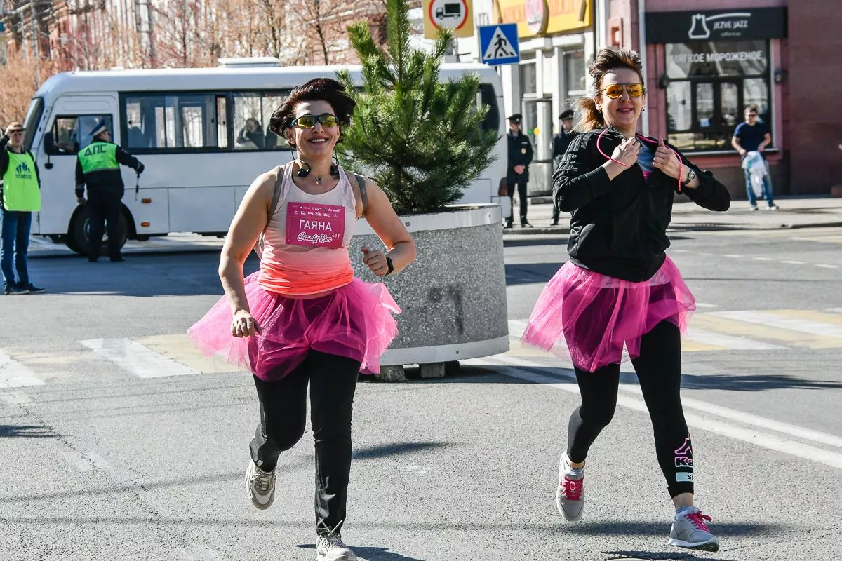 Краснодарцы пришли посмотреть на праздничный забег целыми семьями, а некоторые привели с собой и домашних питомцев