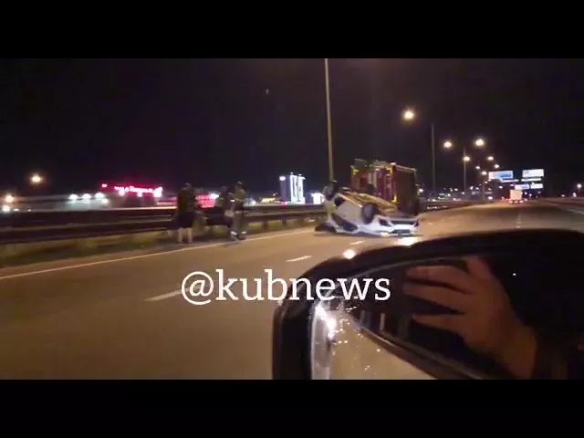 В Краснодаре после ДТП опрокинулась машина Яндекс. Такси