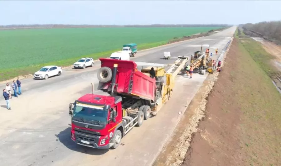 Работы по установке бетонного бордюрного ограждения и разделительной полосы «Нью-Джерси» на Дальнем западном обходе Краснодара (ДЗОК) - в районе станицы Марьянской.