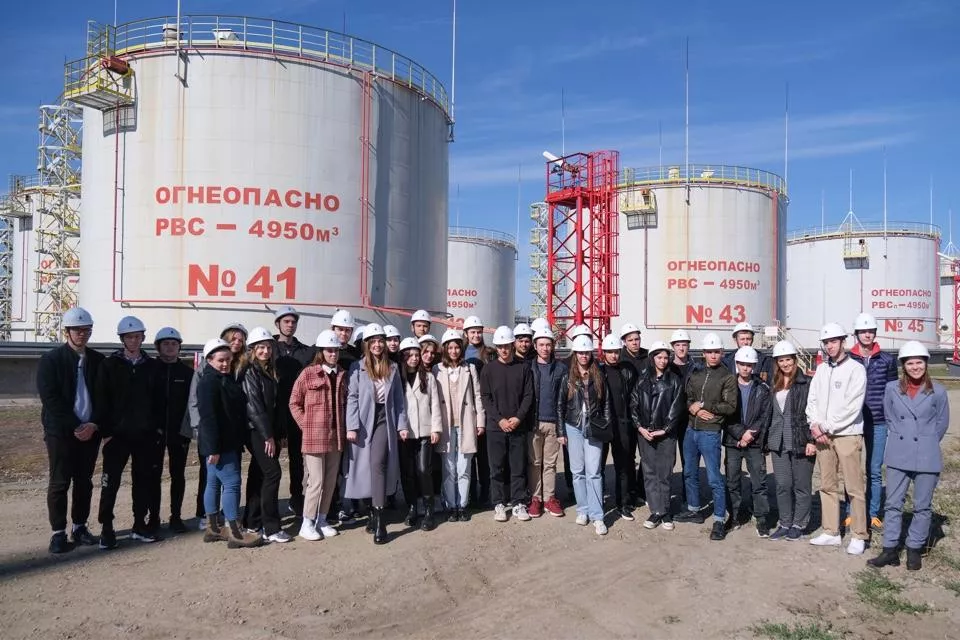 Студенты побывали на резервуарном парке Ильского НПЗ им. А. А. Шамара. Студенты побывали на резервуарном парке Ильского НПЗ им. А. А. Шамара.