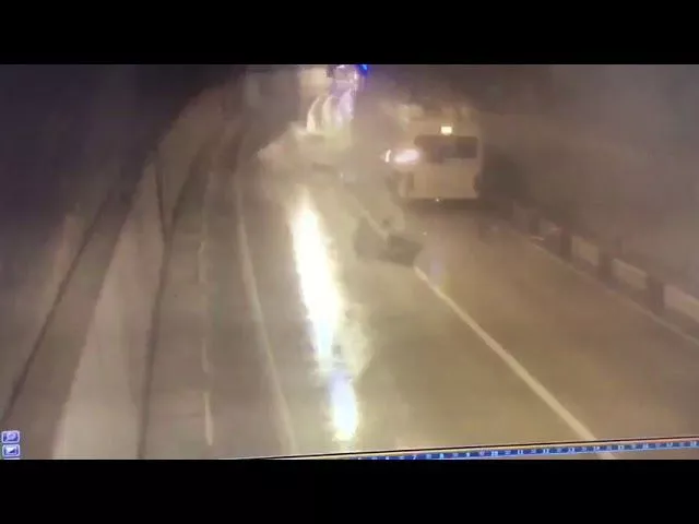 Момент столкновения Лексуса и автобуса в тоннеле Сочи, 10 марта