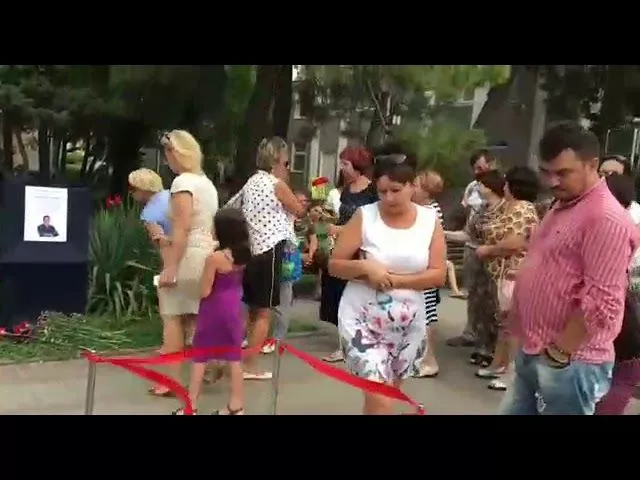 Жители Геленджика несут цветы к "звезде" Иосифа Кобзона