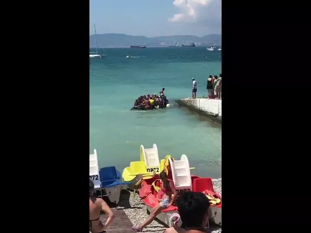 Туристы продолжают кататься на перегруженных лодках и катерах