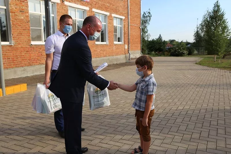 Член Общественного совета при Главном Управлении МВД России по Краснодарскому краю Сергей Петухов и юный инспектор движения.