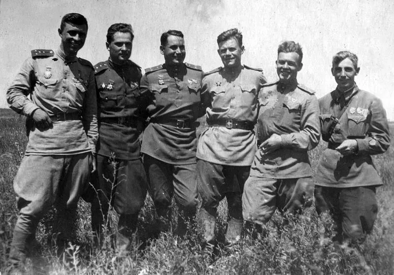 Командир 298-го истребительного авиаполка подполковник Иван Андреевич Тараненко (третий слева) со своими однополчанами, крайний слева – Герой Советского Союза Василий Михайлович Дрыгин. Станица Кореновская, 1943 год. 