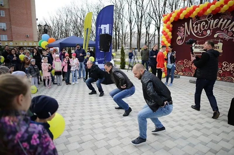 Праздник в «Губернском» прошел в лучших традициях народных уличных гуляний – со скоморохами, ходулистами и народными забавами.