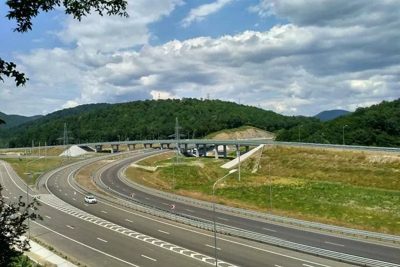 Новая трехуровневая эстакада должна разрешить проблему с многокилометровыми пробками.