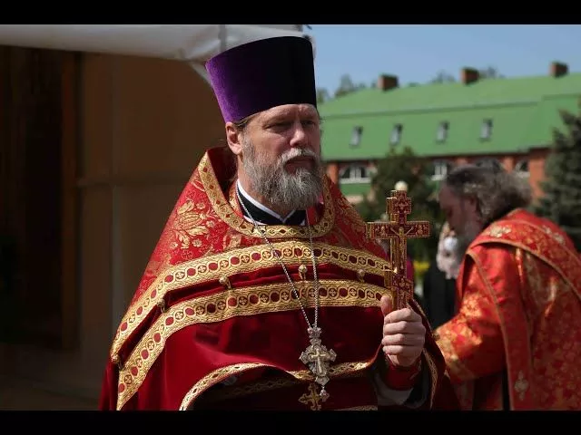 Слово настоятеля. Священники рискуют своим здоровьем как врачи.