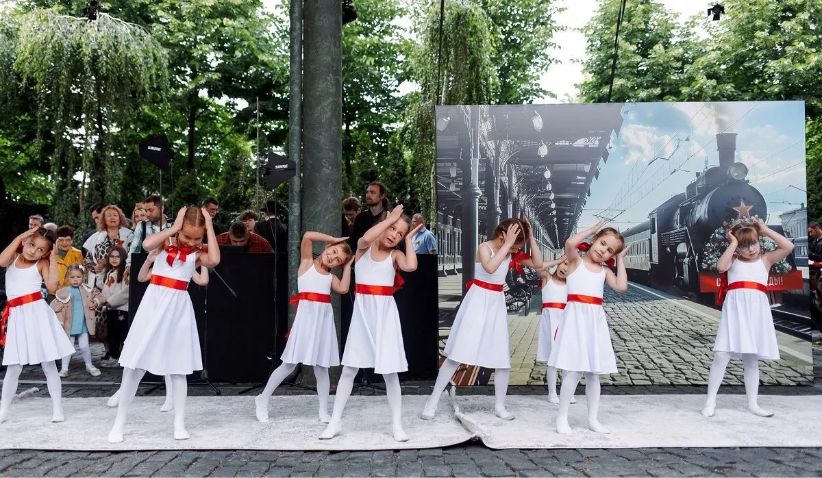 Воспитанницы инклюзивного центра исполнили трогательный танец. 