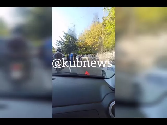 Автомобиль каршеринга врезался в бордюр и опрокинулся на бок в Сочи