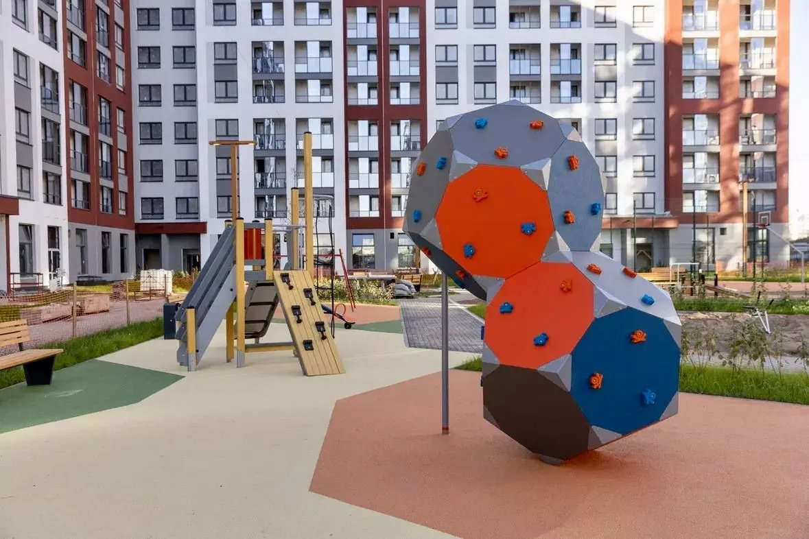 Детские и спортивные площадки в «Расцветай в Янино» расположены в закрытых, свободных от машин дворах. Детские и спортивные площадки в «Расцветай в Янино» расположены в закрытых, свободных от машин дворах.