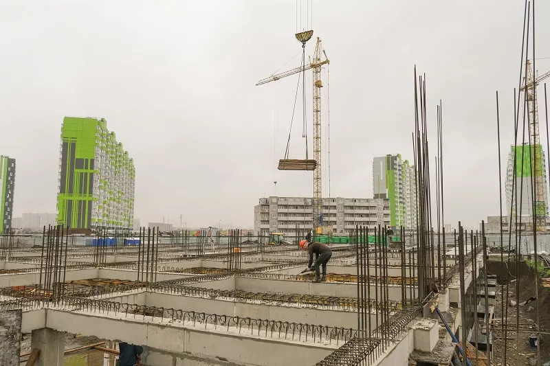 На этой стройке работа кипит без выходных. Ежедневно на смену заступают 60 человек и 10 единиц техники. На этой стройке работа кипит без выходных. Ежедневно на смену заступают 60 человек и 10 единиц техники.