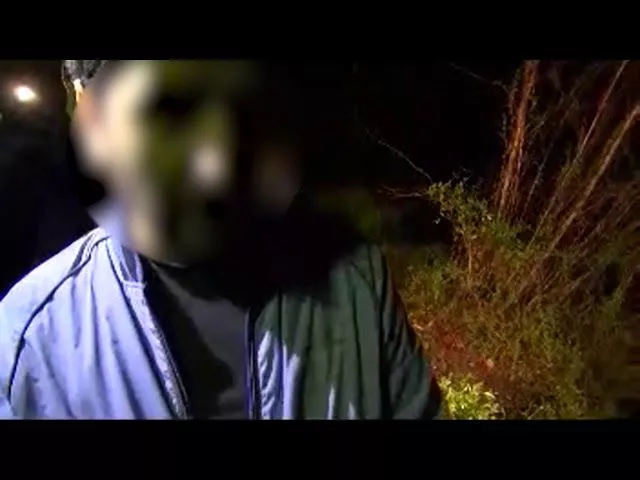 Отчим показывает, как спрятал труп 5-летней падчерицы в Сочи