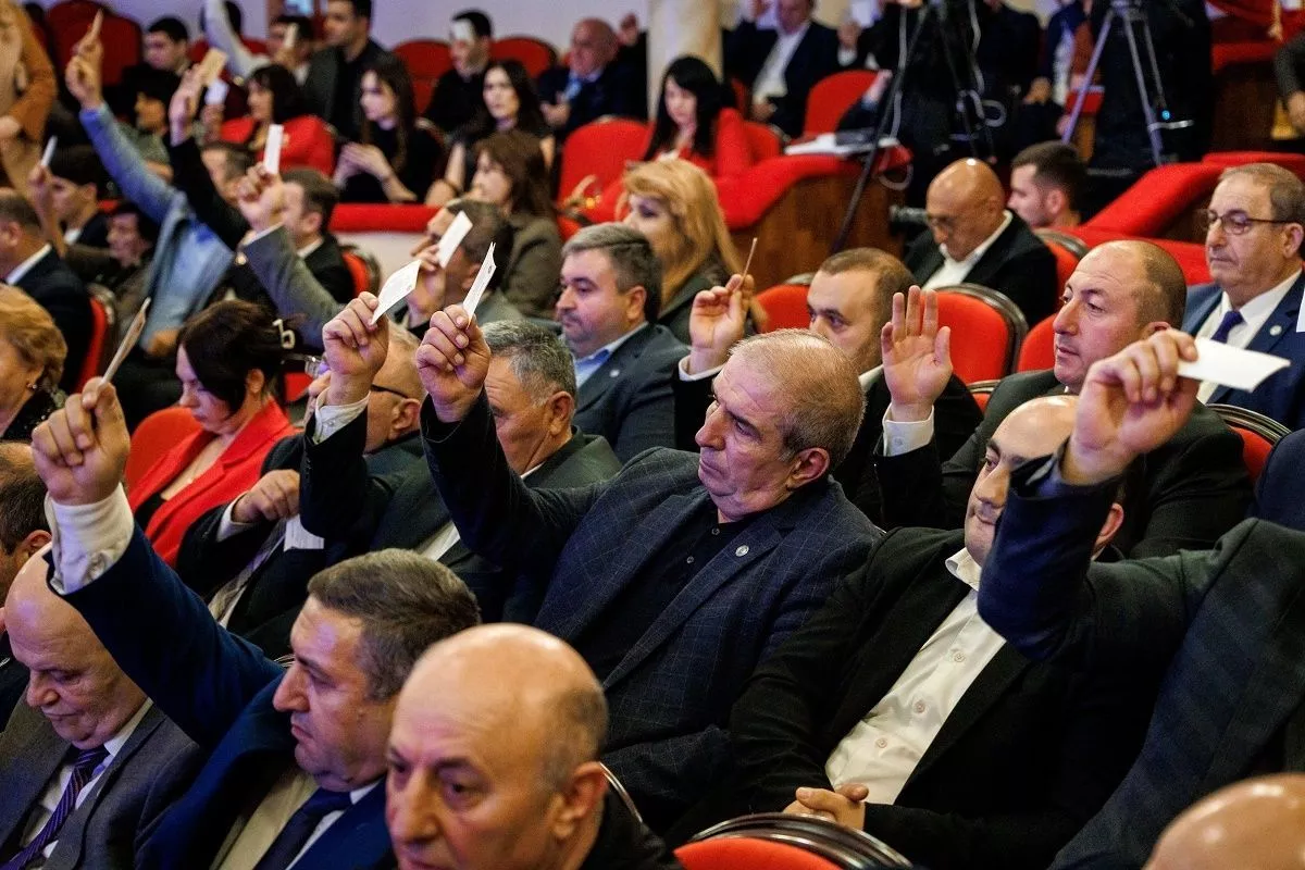 Единогласным решением делегатов Камо Айрапетян был переизбран на второй срок. Единогласным решением делегатов Камо Айрапетян был переизбран на второй срок.