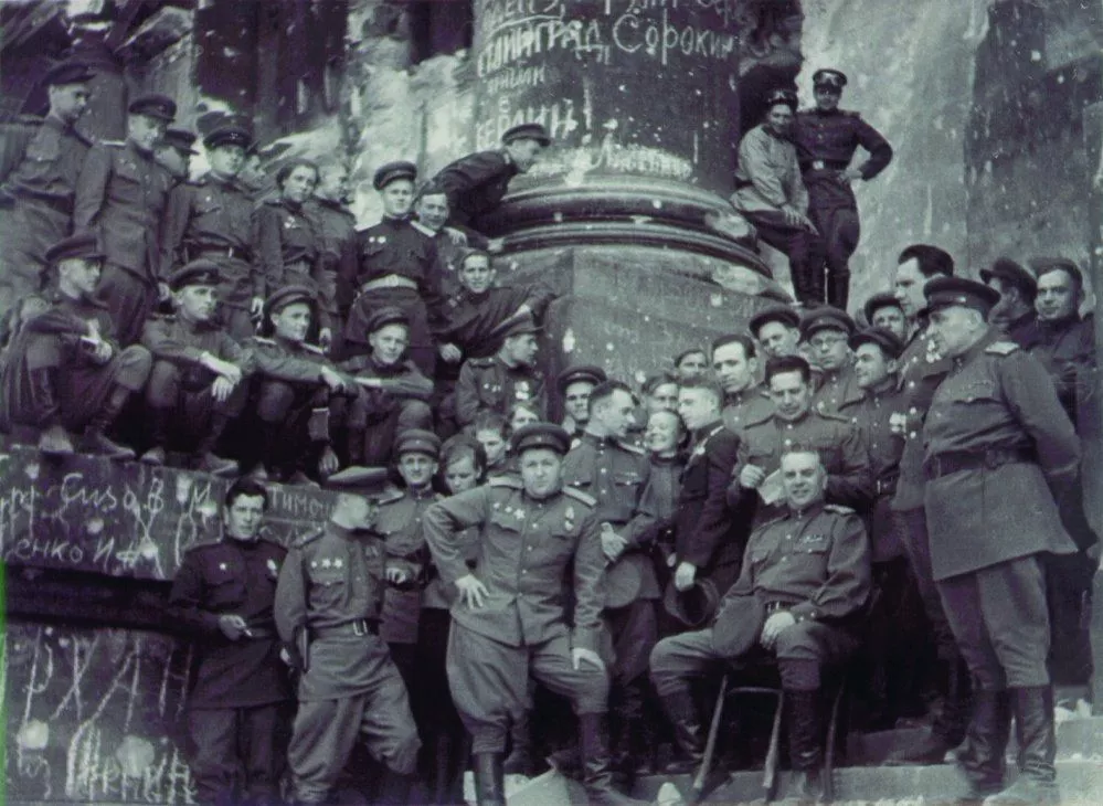 СМЕРШ 5-ой Ударной армии на руинах Рейхстага