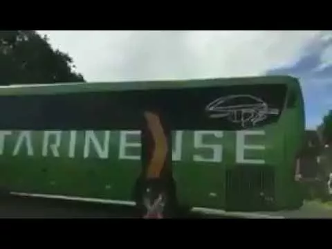 Фанаты закидали яйцами автобус сборной Бразилии после возвращения с ЧМ-2018