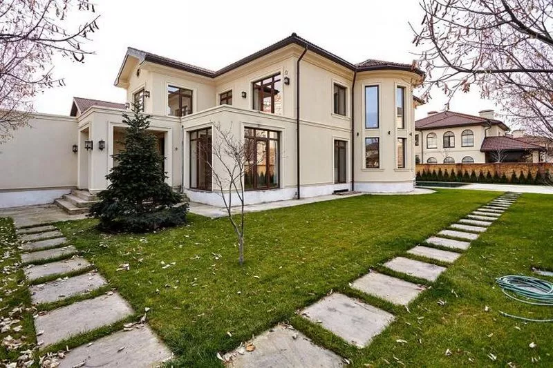 Трехэтажная резиденция в коттеджном поселке «Екатериновка» стоит 350 млн рублей.