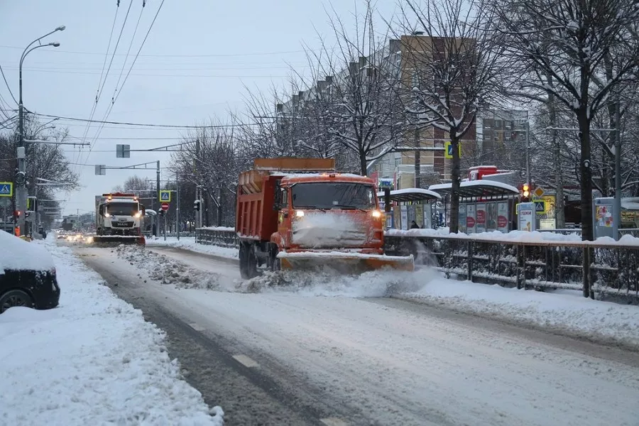 Техника не успела к утру 8 февраля расчистить множество улиц.