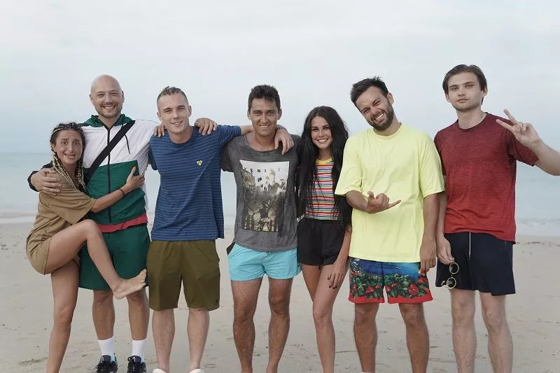 В новом реалити-шоу «Остров героев» популярные блогеры отправляются на необитаемый остров, чтобы попробовать неделю выжить в экстремальных условиях: без еды, крова и интернета.