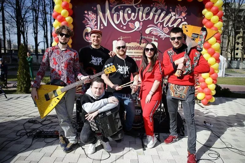 Праздник в «Губернском» прошел в лучших традициях народных уличных гуляний – со скоморохами, ходулистами и народными забавами.