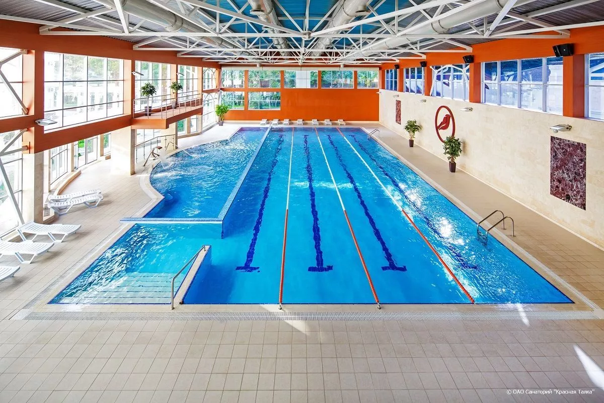 Крытый бассейн санатория, площадью 400 кв. м, оснащен плавательными дорожками, детской и гидромассажной зонами. Крытый бассейн санатория, площадью 400 кв. м, оснащен плавательными дорожками, детской и гидромассажной зонами.